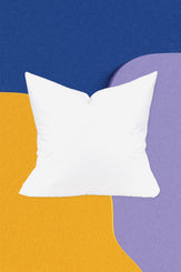 Enkel kussen op kussenwebshop huisstijl achtergrond.